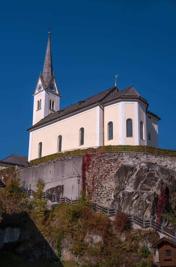 Kaprun, Áustria St Margaretha da igreja Católica Igreja na montanha As escadas íngremes conduzem à igreja imagens de stock Kaprun, Áustria St Margaretha da igreja Católica Igreja na montanha As escadas íngremes conduzem à igreja imagens de stock