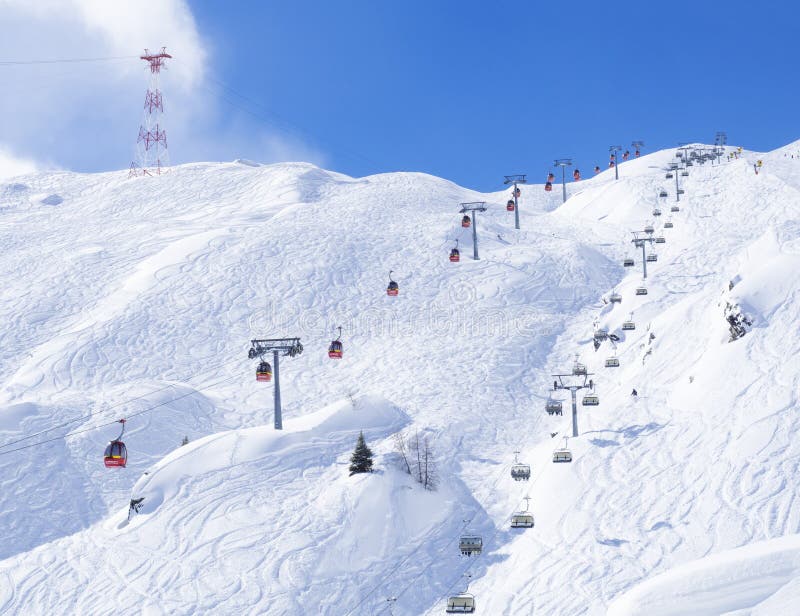 KAPRUN, ÖSTERREICH, am 12. März 2019: Schnee umfasste Steigungen mit roten Drahtseilbahnen und Sesselbahnen mit freien Fahrten un stockbilder KAPRUN, ÖSTERREICH, am 12. März 2019: Schnee umfasste Steigungen mit roten Drahtseilbahnen und Sesselbahnen mit freien Fahrten un stockbilder