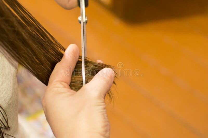 Kapsel thuis Concept: haarverzorging, besparingen in een herenkapper stock afbeeldingen Kapsel thuis Concept: haarverzorging, besparingen in een herenkapper stock afbeeldingen