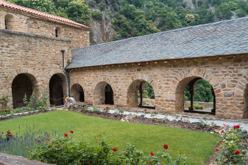 Kapseln Sie Garten der romanischen Abtei von St Martin du Canig ab lizenzfreie stockfotografie Kapseln Sie Garten der romanischen Abtei von St Martin du Canig ab lizenzfreie stockfotografie