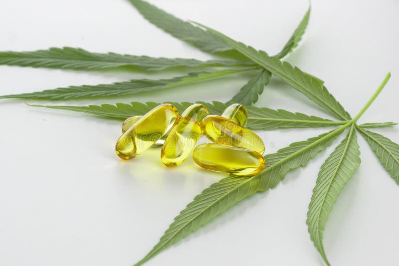 Kapslar f?r n?dv?ndig olja f?r cannabis p? vit bakgrund arkivfoton Kapslar f?r n?dv?ndig olja f?r cannabis p? vit bakgrund arkivfoton