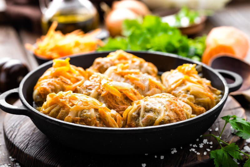 Kapust rolki stewed z mięsem i warzywami w niecce fotografia stock Kapust rolki stewed z mięsem i warzywami w niecce fotografia stock