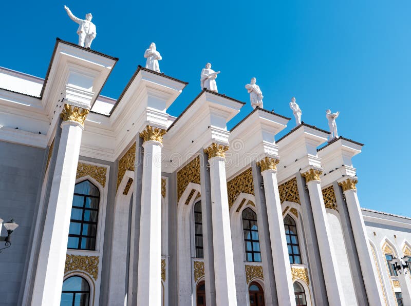 Karaganda, Kazakhstan - 1er septembre 2016 : Palais de culture de images libres de droits Karaganda, Kazakhstan - 1er septembre 2016 : Palais de culture de images libres de droits