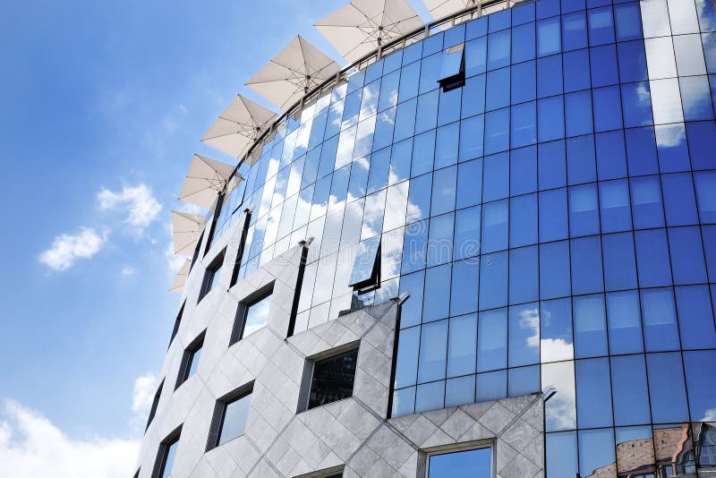Karakteristisk glass fasad av en modern kontorsbyggnad i Budapest arkivbild Karakteristisk glass fasad av en modern kontorsbyggnad i Budapest arkivbild