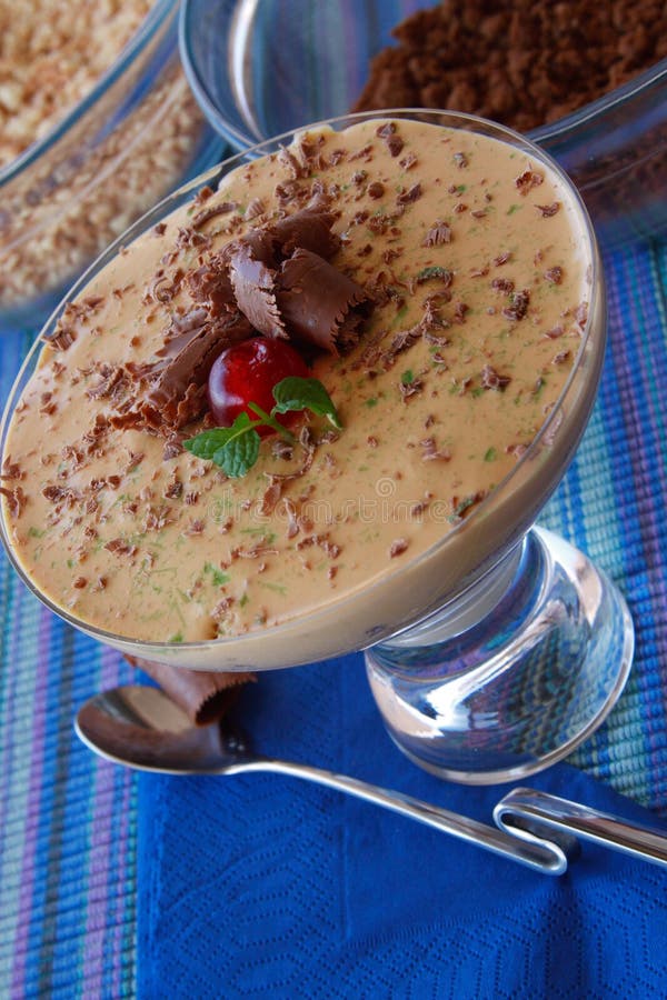 Sautierte Banane Mit Eiscreme Und Karamell Sauce Stockbild - Bild von ...