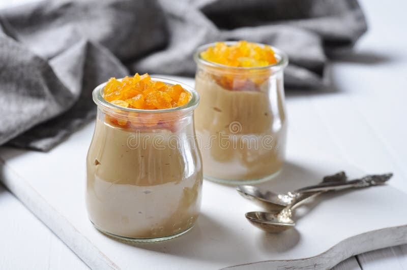 Karamell-Pudding Mit Fla Sahne Stockbild - Bild von nachricht, milch ...