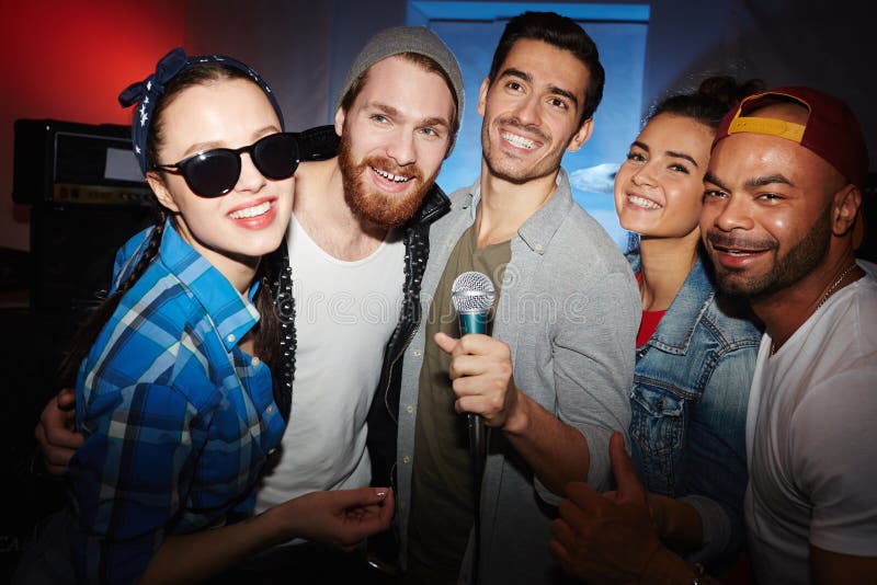 Partido Do Estudante No Clube Foto de Stock - Imagem de noite, moda:  87425684