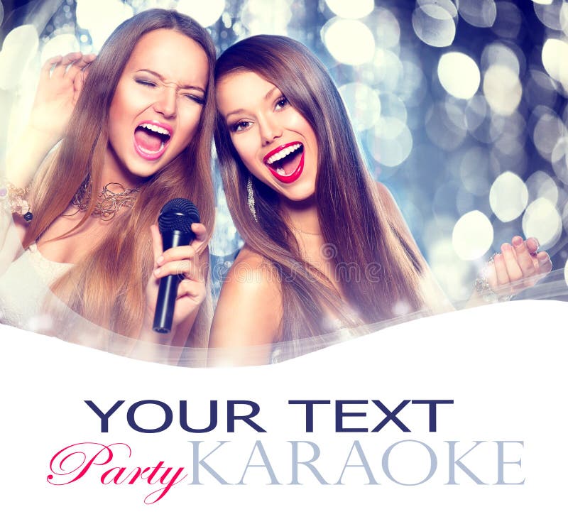 karaoke Muchachas de la belleza con un micrófono imagen de archivo libre de regalías karaoke Muchachas de la belleza con un micrófono imagen de archivo libre de regalías
