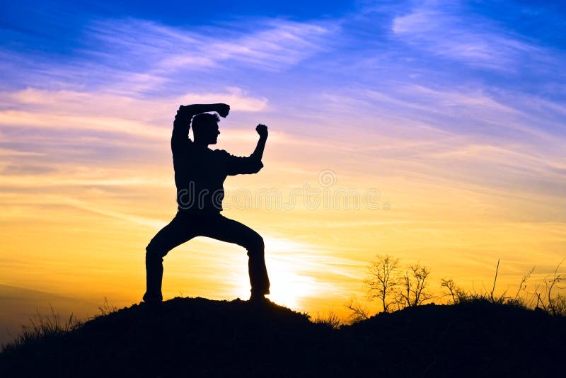 Hombre en atardecer.