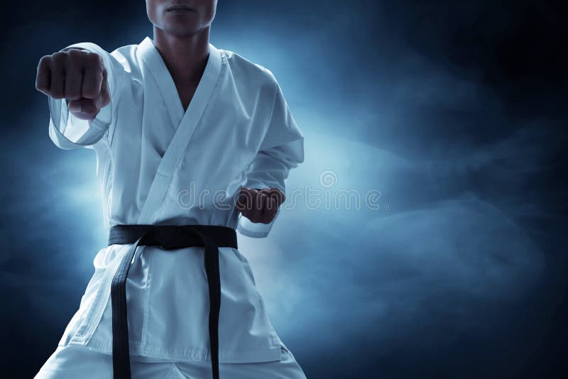 Karate walczący o sztuki walki na ciemnym tle