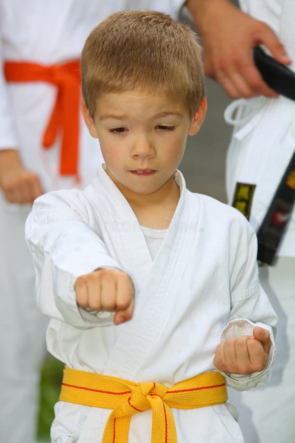 Karate αγοριών κατάρτιση κοστ&omicr