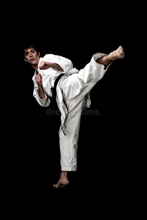 Karate αρσενική νέα υψηλή αντίθεση μαχητών στο Μαύρο στοκ εικόνα με δικαίωμα ελεύθερης χρήσης