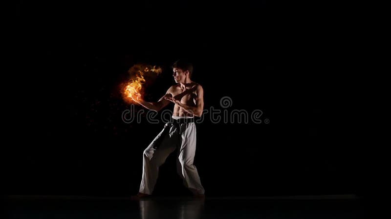 Karate μαχητής με το κάψιμο που χτυπιέται, χειρισμός φωτογραφιών, τετράγωνο