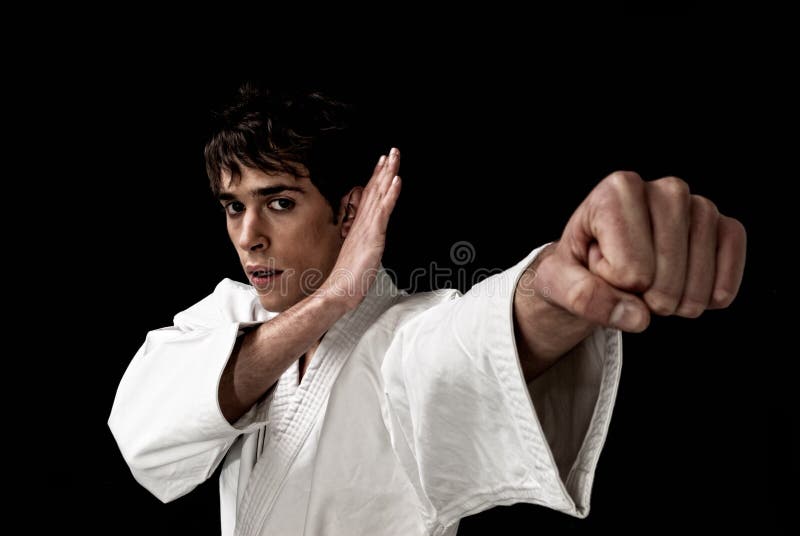 Karate ο αρσενικός μαχητών Μαύρος αντίθεσης κινηματογραφήσεων σε πρώτο πλάνο υψηλός στοκ εικόνες