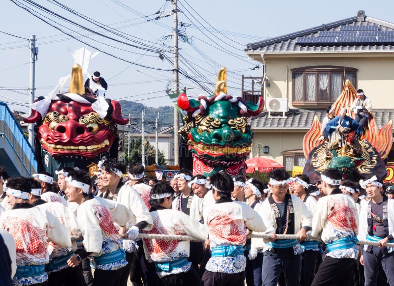 Lễ hội Karatsu Kunchi ngày thứ hai rộn ràng từ buổi sáng.