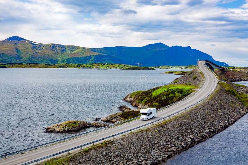 Karawanowy samochód RV podróżuje na autostrada oceanu Atlantyckiej drodze Norwegia