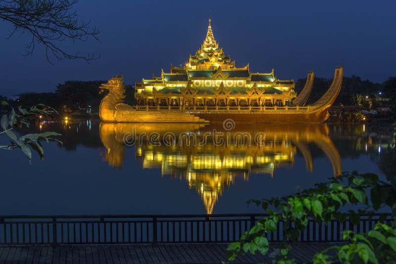Karaweik - озеро Kandawgyi - Янгон - Myanmar стоковые изображения Karaweik - озеро Kandawgyi - Янгон - Myanmar стоковые изображения