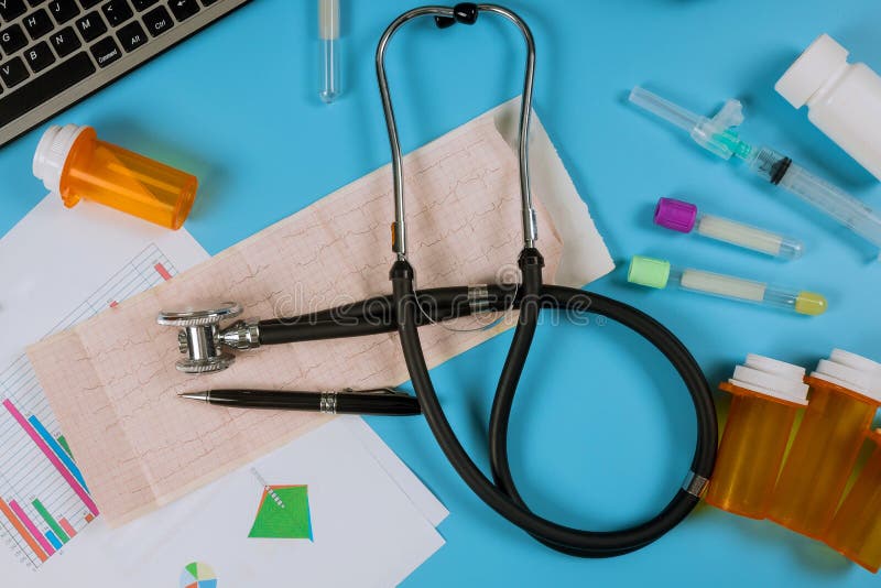 Kardiogram på a med medicinsk stetoskopsjukvårdstatistik royaltyfri fotografi Kardiogram på a med medicinsk stetoskopsjukvårdstatistik royaltyfri fotografi