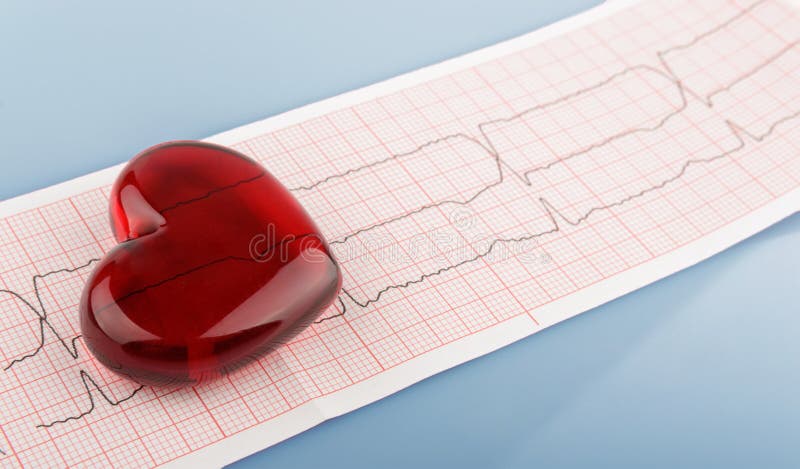 Kardiogrammimpulsspur und Herzkonzept für kardiovaskuläre medizinische Prüfung lizenzfreies stockbild
