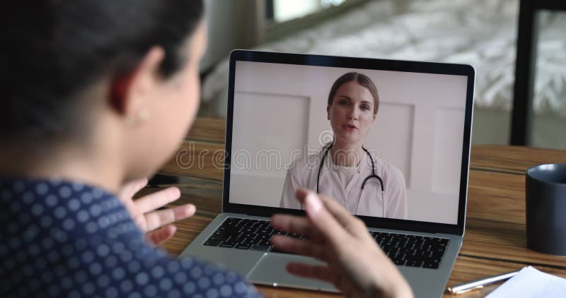 Kardiolog ger medicinsk rådgivning till klienten genom videosamtal