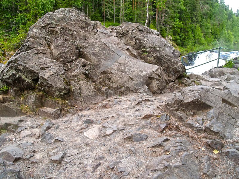  , luglio 13, 2012 la roccia sul banche da un fiume.