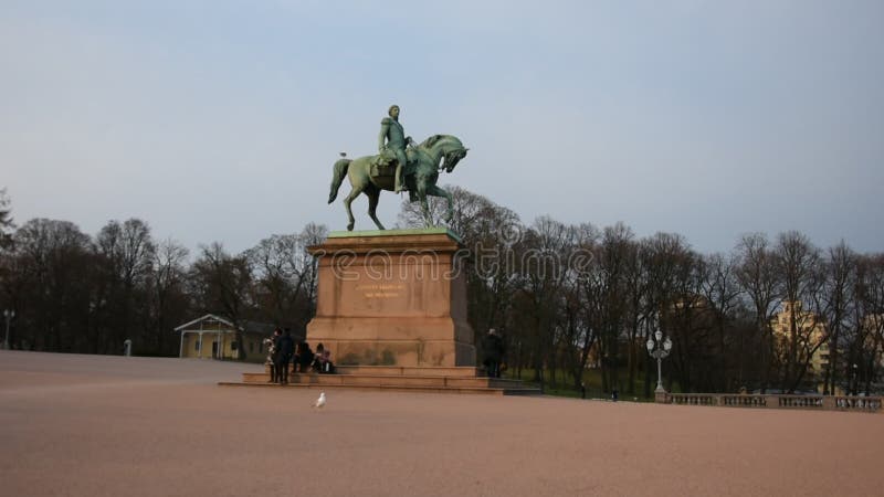 Karl Johans ridstaty står framför Royal Palace och tittar ner på gatan som namnges i hans heder