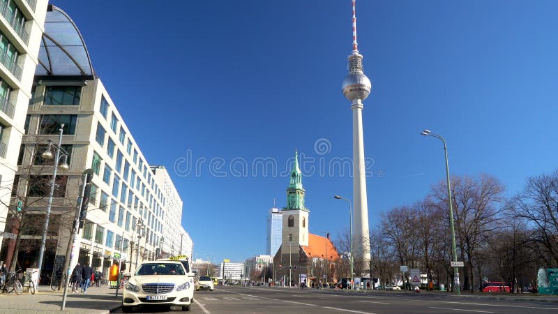 Karl liebknecht strasse mot berliner fernsehturm-tv-tornberlin-germånga