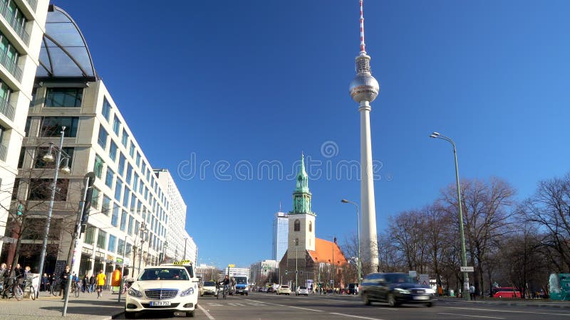 Karl Liebknecht Strasse in mot tornet för BerlinerFernsehturm television, Berlin, Tyskland