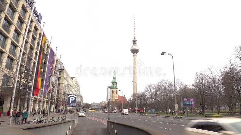 Karl liebknecht-strasse på dagen mot berliner fernsehturm-tv-tornberlin-gromånga
