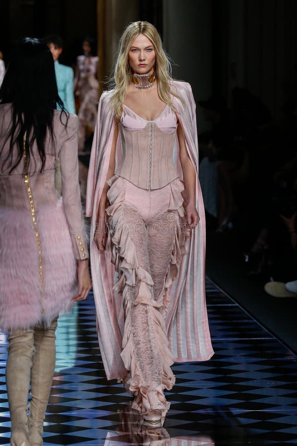 Karlie Kloss walks the runway during the Balmain show stock images Karlie Kloss walks the runway during the Balmain show stock images
