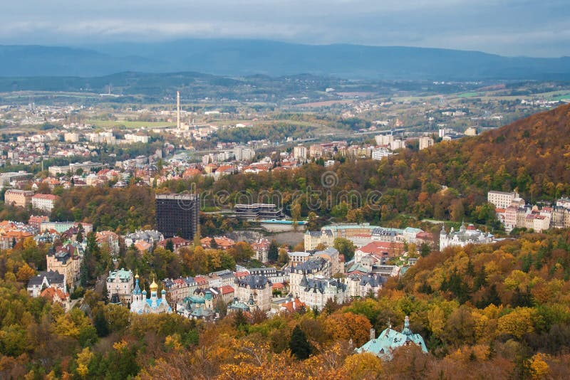 Karlovy Vary im Herbst. Stadtbild von Karlovy Vary, Tschechische Republik, im Herbst