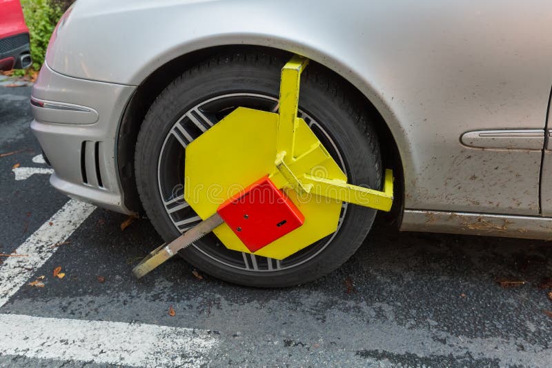 Karlovy Vary, République Tchèque - 30 octobre 2017 : La voiture était verrouillée images libres de droits Karlovy Vary, République Tchèque - 30 octobre 2017 : La voiture était verrouillée images libres de droits