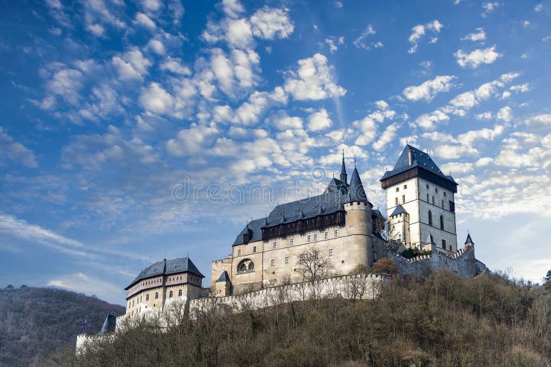 Karlstejn-Schloss im schönen Winter färbte Landschaft mit den Wolken stockbilder Karlstejn-Schloss im schönen Winter färbte Landschaft mit den Wolken stockbilder