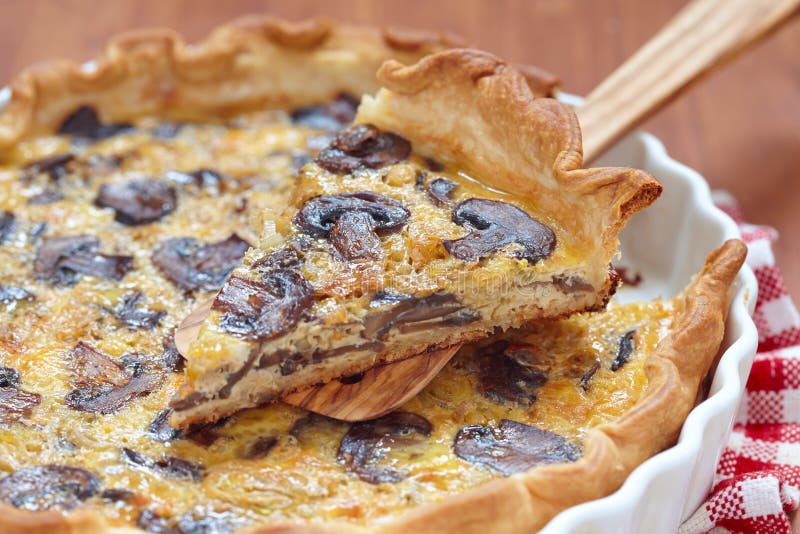 Karmelizujący szalotki i pieczarki Quiche fotografia stock Karmelizujący szalotki i pieczarki Quiche fotografia stock