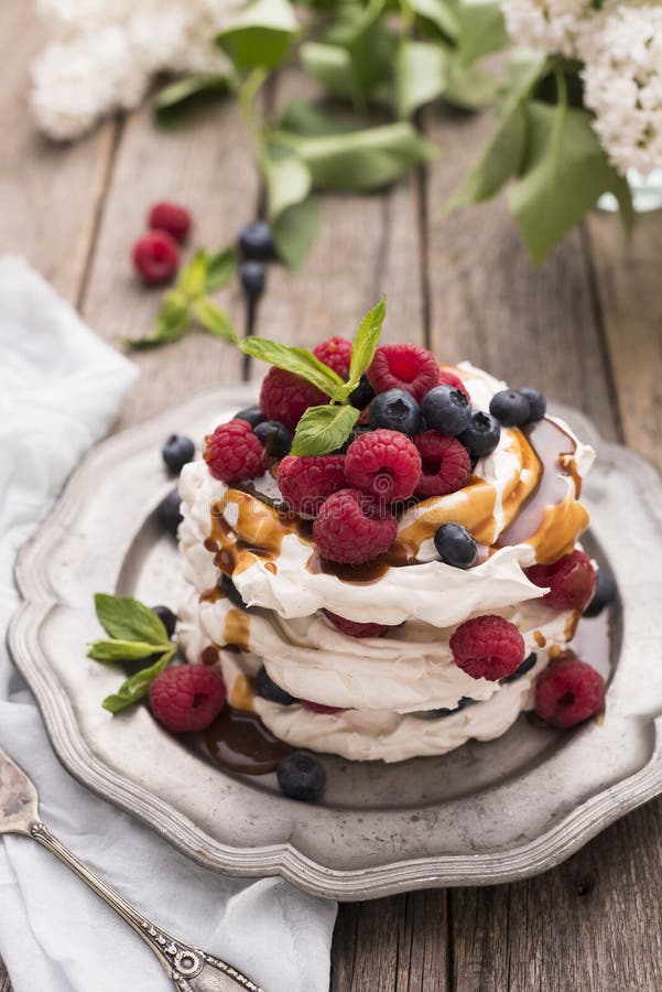 Karmelu Pavlova tort zdjęcie royalty free Karmelu Pavlova tort zdjęcie royalty free