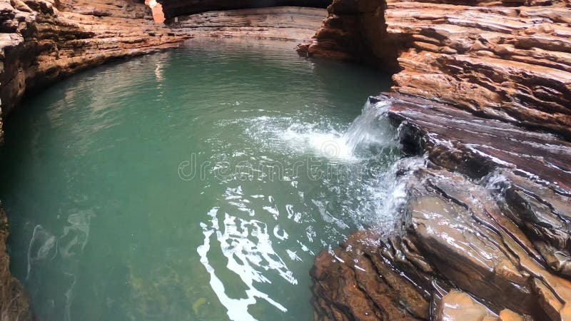 Karmit pool hancock gorge karijini parc national western australie banque de vidéos
