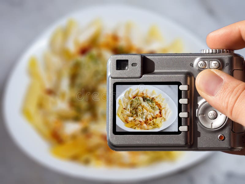 Karmowa fotografii pojęcia fotografia mężczyzna bierze karmową fotografię obrazy royalty free Karmowa fotografii pojęcia fotografia mężczyzna bierze karmową fotografię obrazy royalty free