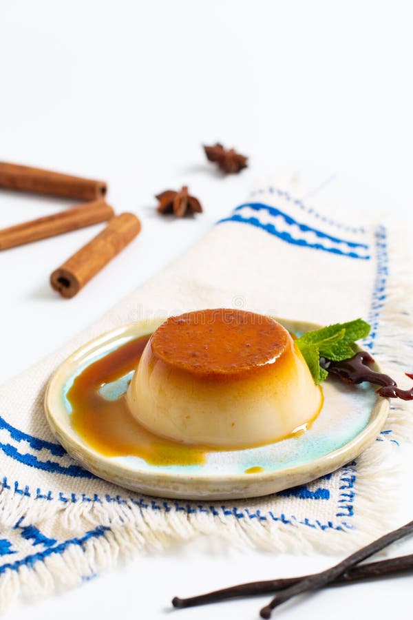 Karmowego Deserowego pojęcia karmelu domowej roboty waniliowy custard c lub panna obrazy royalty free
