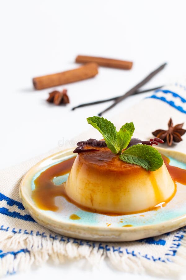 Karmowego Deserowego pojęcia karmelu domowej roboty waniliowy custard c lub panna obrazy stock