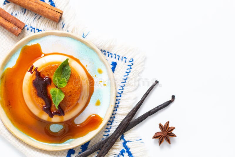 Karmowego Deserowego pojęcia karmelu domowej roboty waniliowy custard c lub panna fotografia stock