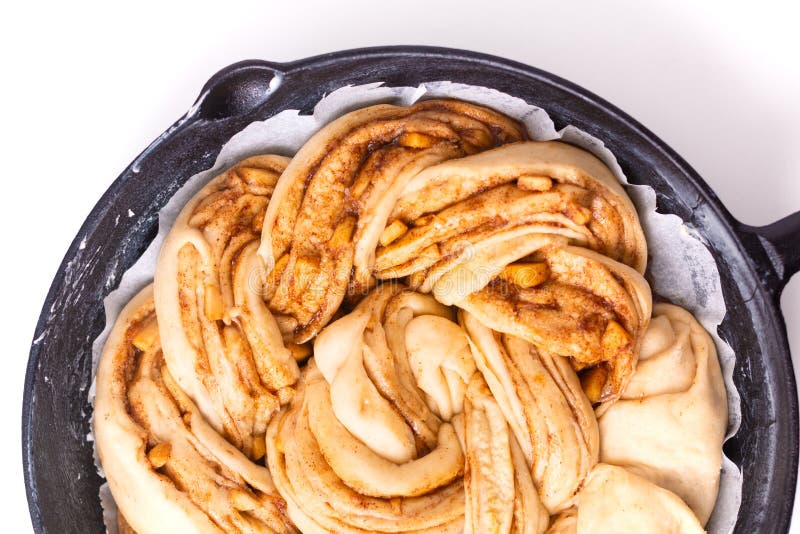 Karmowy piekarni pojęcie robi chlebowemu dought dla jabłczanego Cynamonowej rolki Splatającego chleba z kopii przestrzenią obrazy stock Karmowy piekarni pojęcie robi chlebowemu dought dla jabłczanego Cynamonowej rolki Splatającego chleba z kopii przestrzenią obrazy stock