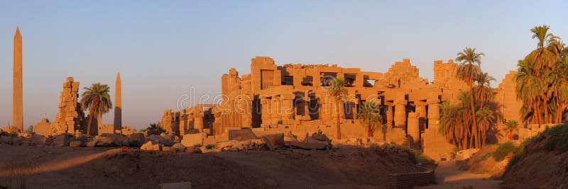 De templo durante amanecer.