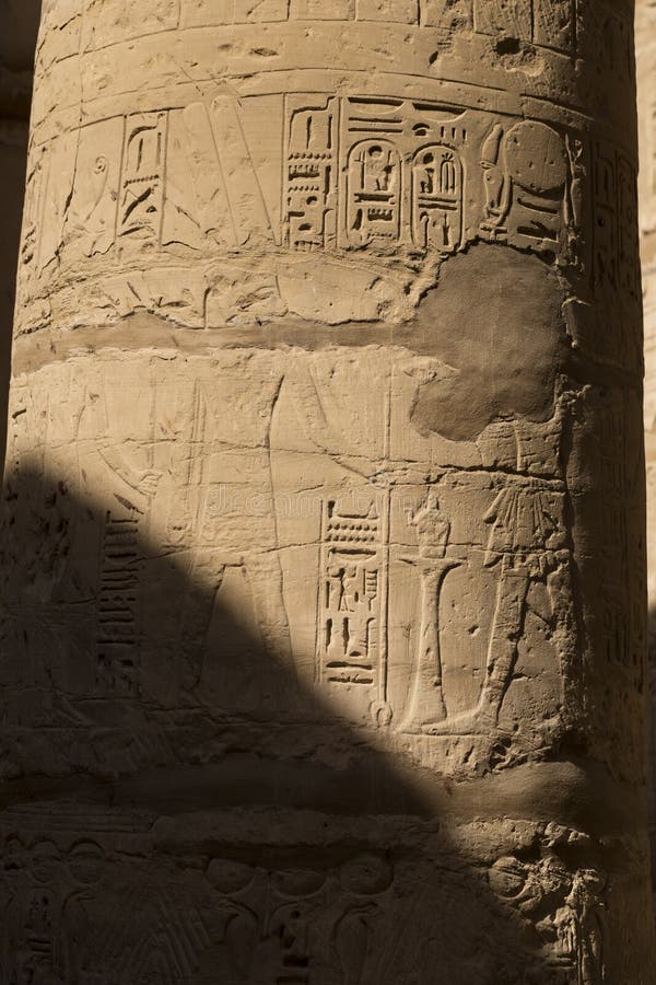 Karnak Temple, kompleks Amun-Re Wytłoczone hieroglify w kolumnach obraz royalty free Karnak Temple, kompleks Amun-Re Wytłoczone hieroglify w kolumnach obraz royalty free