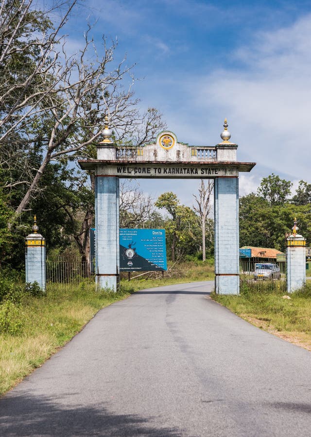 Karnataka begrüßen Tor an der Staatsgrenze mit Tamil Nadu, Indien lizenzfreie stockbilder Karnataka begrüßen Tor an der Staatsgrenze mit Tamil Nadu, Indien lizenzfreie stockbilder