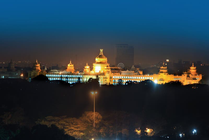 Karnataka-Landtagshaus in der Stadt von Bangalore, Indien lizenzfreies stockbild Karnataka-Landtagshaus in der Stadt von Bangalore, Indien lizenzfreies stockbild