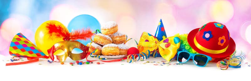 Karneval eller parti med donuts, ballonger, banderoller och konfettier och rolig framsida royaltyfri illustrationer Karneval eller parti med donuts, ballonger, banderoller och konfettier och rolig framsida royaltyfri illustrationer