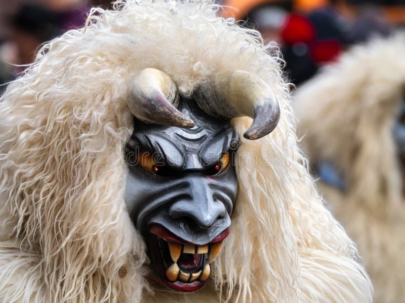 Karneval mask med suddig bakgrund. Maskerad. vacker mask i en karneval parad med suddig bakgrund