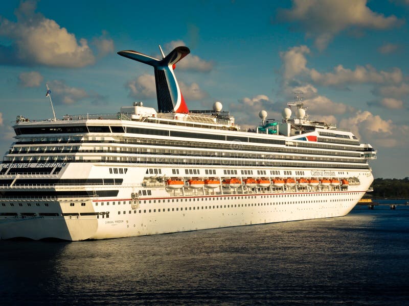 Karnevals-Freiheit verankert im Hafen von Grand Cayman stockfotografie Karnevals-Freiheit verankert im Hafen von Grand Cayman stockfotografie