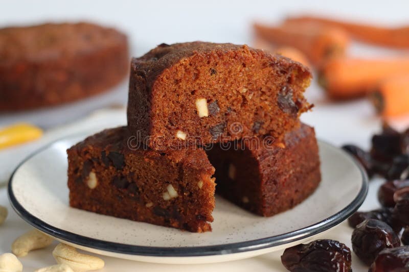 Karotte und Torte. köstliche gesunde und feuchte Nachspeise lizenzfreie stockbilder
