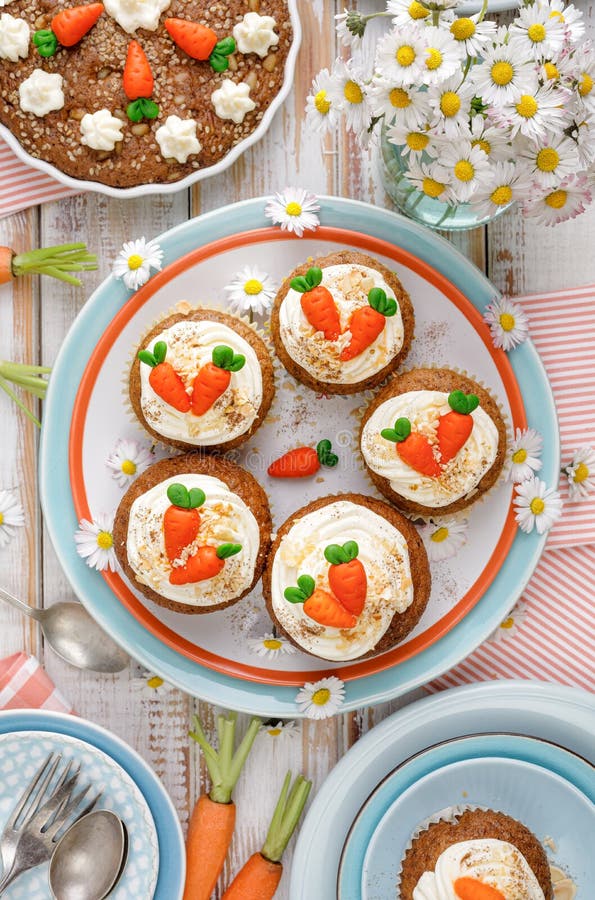 Karottenkleine Kuchen Mit Mascarpone Creme Verziert Mit ...